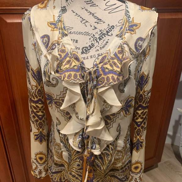 Cache ruffle front blouse. Size med. - Picture 2 of 8